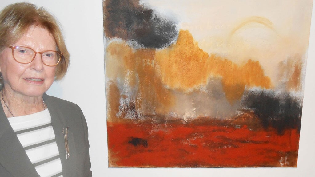 Thea Hoefsloot met één van haar schilderijen