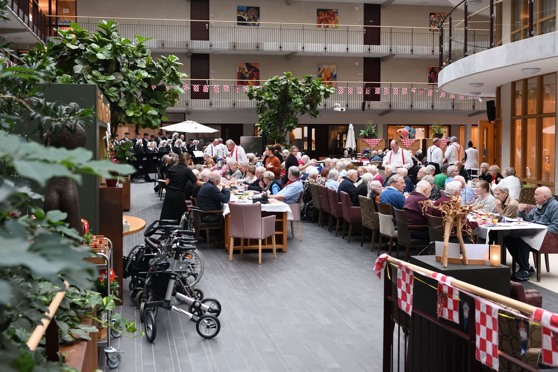 Ouderwets gezellige Brabantse koffietafel  tijdens de viering 15 jaar Vrienden van Berkenstaete