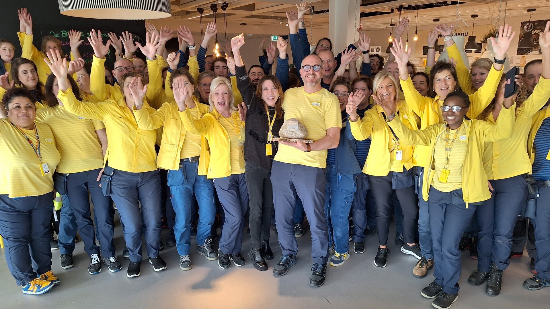 Een gedeelte van het personeel van Ikea Son en Breugel met in het midden in het zwart gekleed de CEO van IKEA Nederland, Alessandra Zini met rechts van haar Fabrice Mangia, Market Manager van IKEA Eindhoven. 