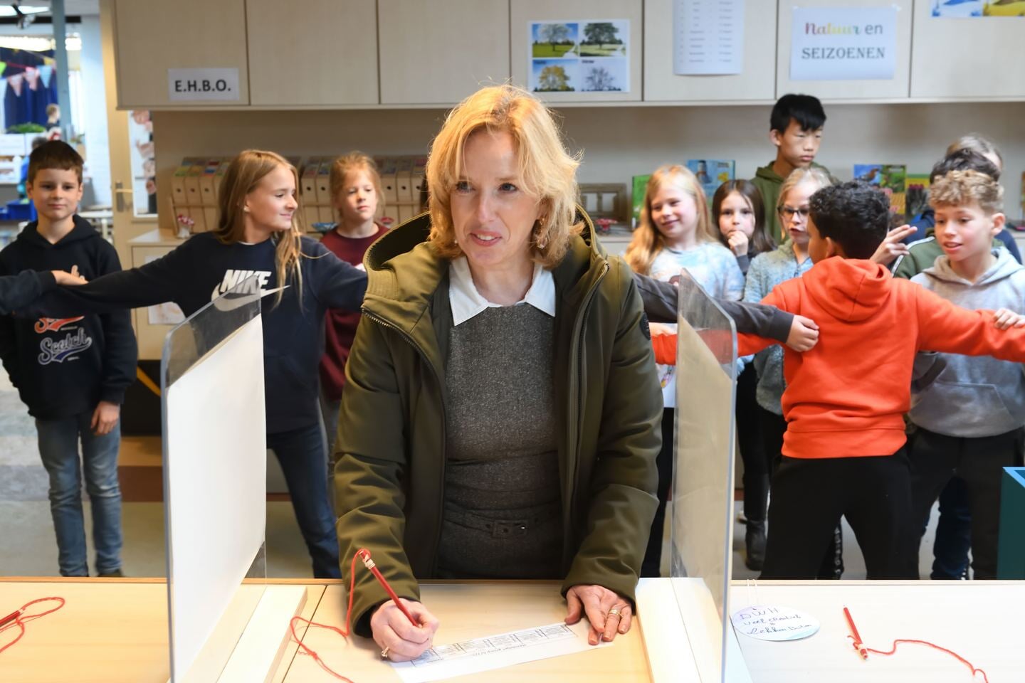 Burgemeester Suzanne Otters-Bruijnen komt stemmen op basisschool BuitensteBinnen