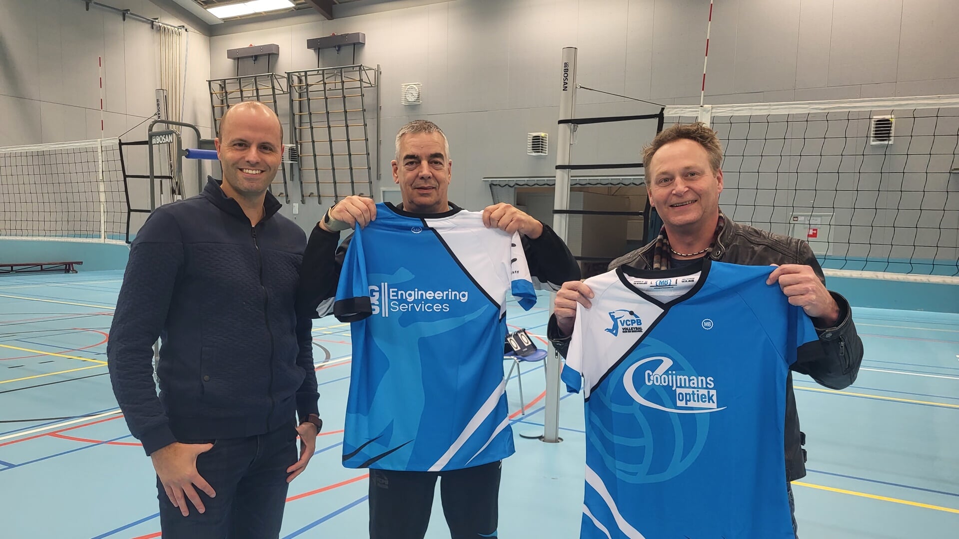 Foto: van links naar rechts: Voorzitter Robbie Oerlemans en sponsors Eddy van Waalwijk en Sander Cooijmans