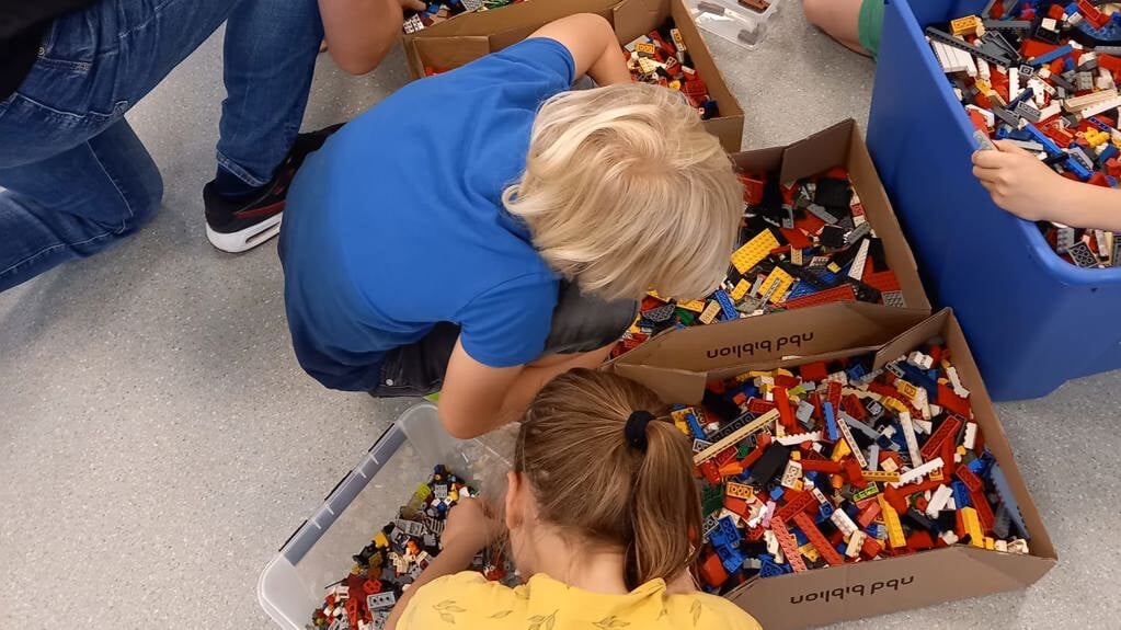 Lego uitzoeken om te gaan bouwen