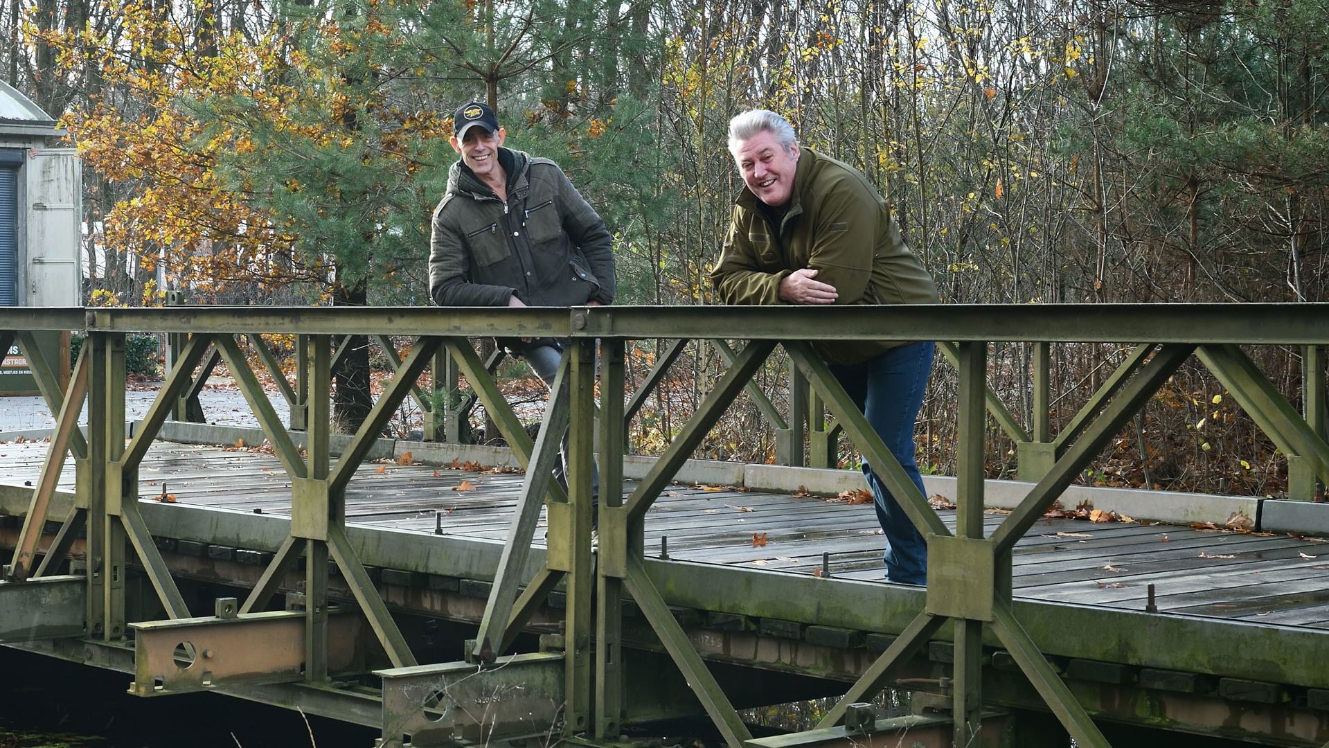 Fred van der Meer en Arie Donck op een Bailey-brug bij Bevrijdende Vleugels.