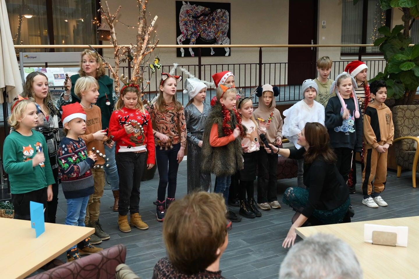 Leerlingen van basisschool BuitensteBinnen voeren een toneelstuk op voor de bewoners van Berkenstaete
