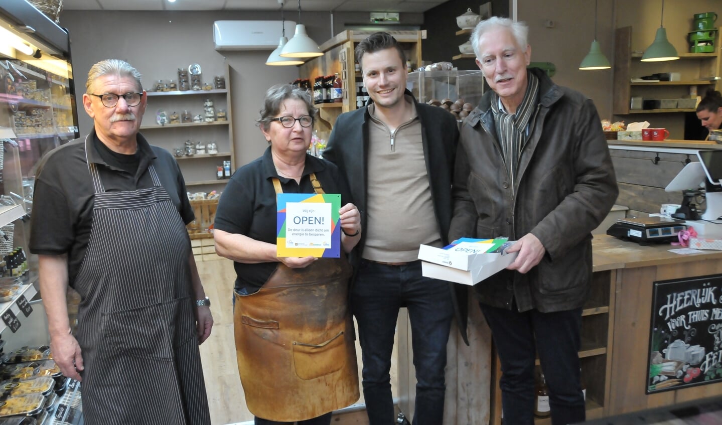 Hans en Hennie Merks van de Soepkom ontvangen het bord van Luc Ros (OVS) en wethouder Jan Boersma