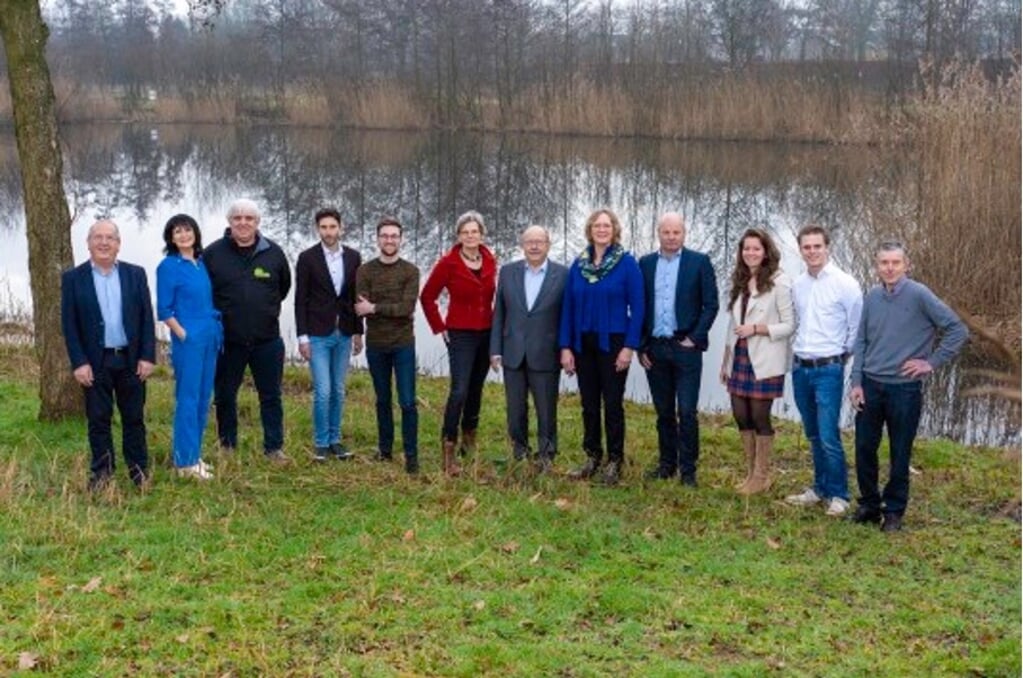 Foto lijsttrekkers; v.l.n.r.: Frank Aarts (50PLUS); Ria van Santvoort (AWP voor water, klimaat en natuur); Albert van Selst (BBB); Fabian Tijhof (Partij van de Arbeid); Martijn Verhees (Partij voor de Dieren); Nan Zevenhek (Bedrijfsbelangen); Horst Oosterveer (Ouderen Appèl - Hart voor Water); Mado Ruijs (Water Natuurlijk); Gerrit Verhoeven (CDA); Stefanie Vulders (Belang van Nederland); Bas Peeters (VVD); Jan van Gerven (Werken aan Water)