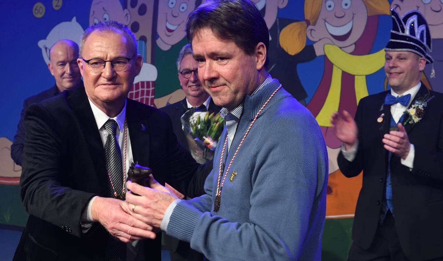 Pieter Melisse ontvang de Sonse Bok uit handen van Hans Poppelaars lid van de Bokkencommissie 