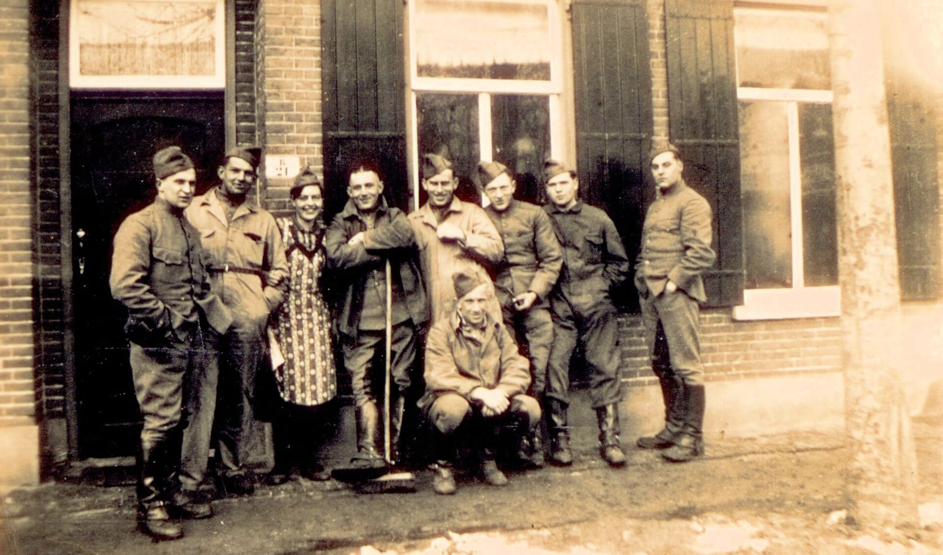 Trees, derde van links, met de bij de familie Van Vroonhoven ingekwartierde huzaren, 1939-1940 (72627)