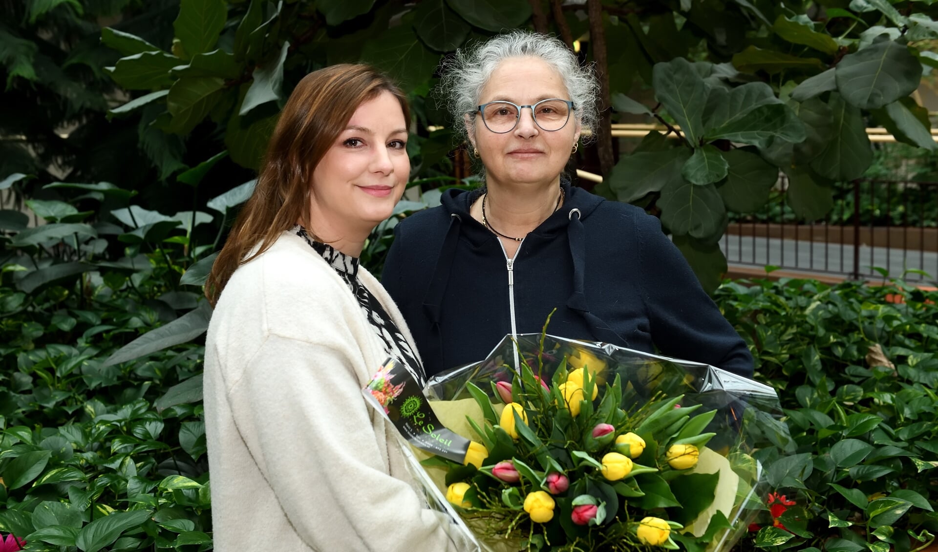 Dayenne overhandigd de mooie bos bloemen aan haar moeder Sylvia Postma 