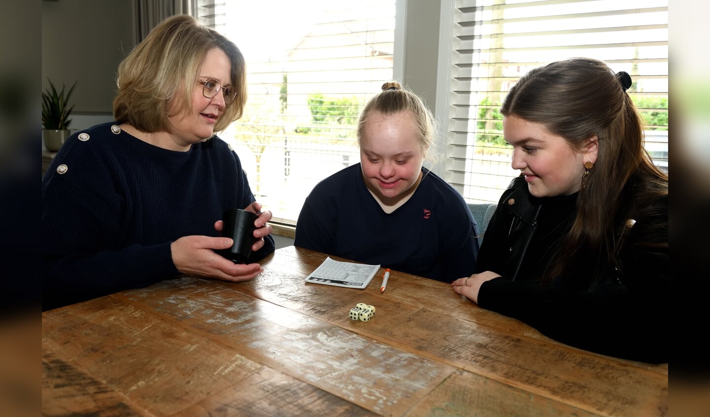 V.l.n.r.: Miranda, Eva en zus Iris doen samen een spelletje