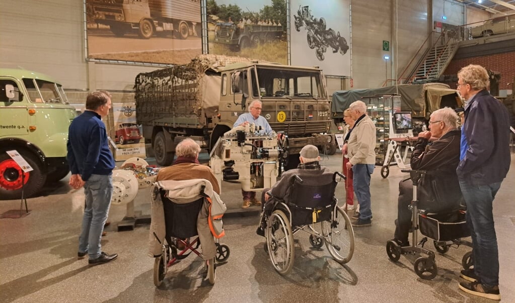 Bezoek Vrienden van Berkenstaete met bewoners en vrijwilligers naar het DAF museum