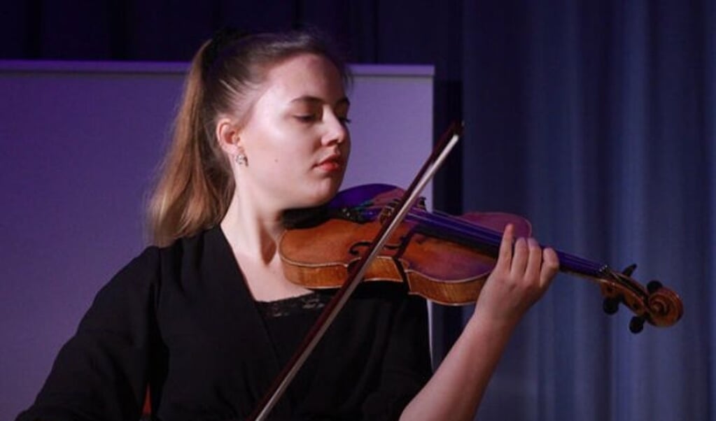 Maya Dufour is een 22-jarige Antwerpse violiste met roots in Zweden en Finland