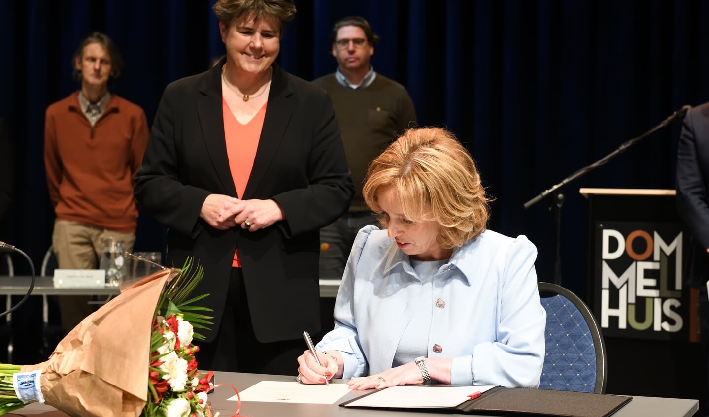 Dinsdagavond werd Suzanne Otters-Bruijnen (51) als nieuwe burgemeester van Son en Breugel, beëdigd