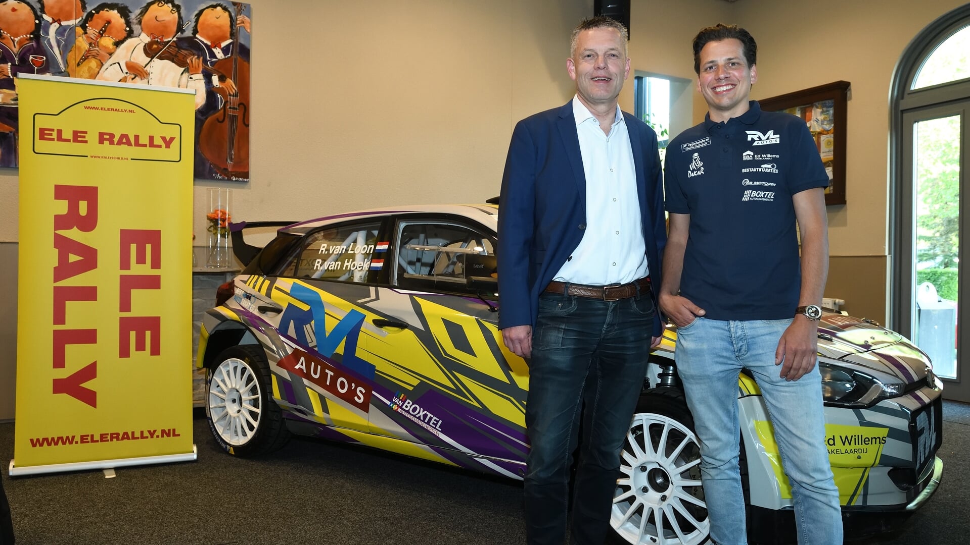 Radboud van Hoek (links) en Ronald van Loon voor de Hyundai i20 R5