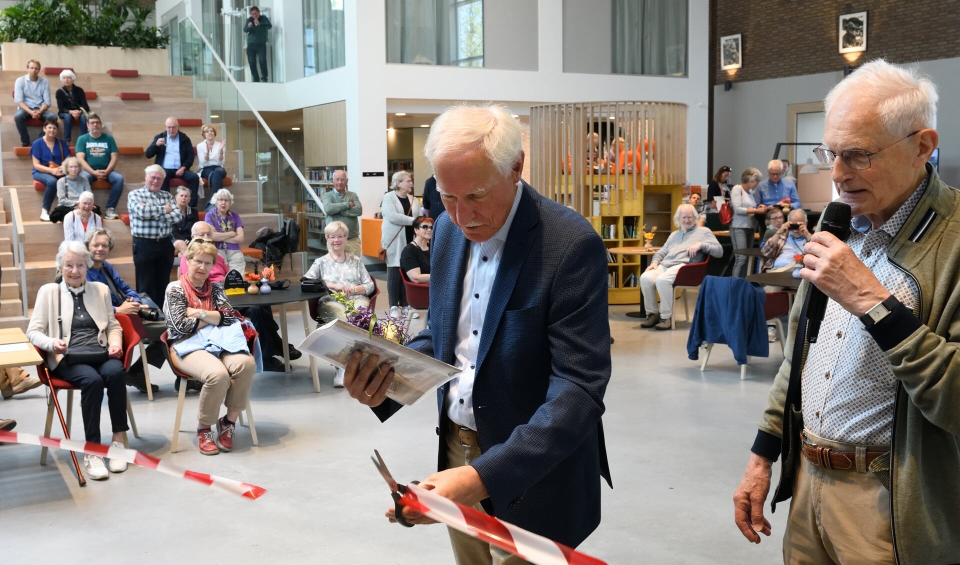 Wethouder Jan Boersma opent de tentoonstelling over honderdjaar Wilhelminakanaal in het Dommelhuis