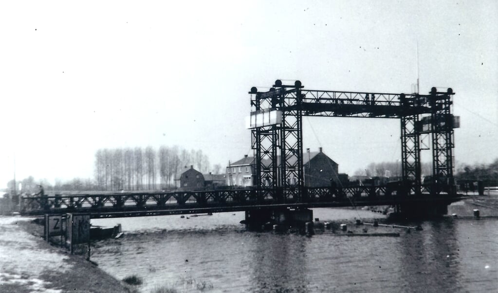 In 1947 werd de baileybrug een hefbrug. Er konden weer schepen met hulpgoederen door het kanaal.