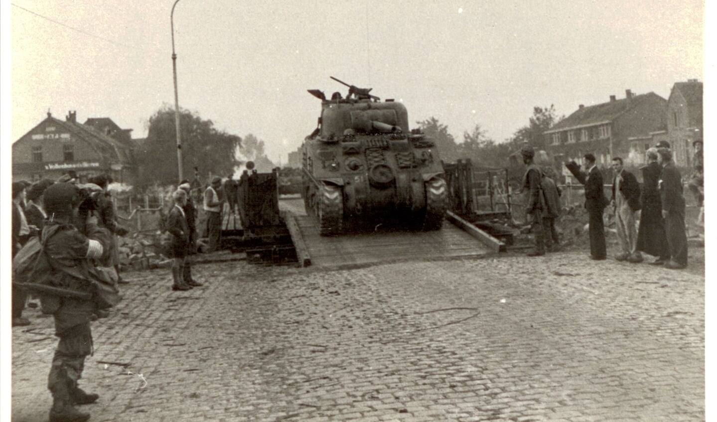 19 september 1944, ’s morgens vroeg is na een nacht doorwerken de baileybrug klaar en kunnen de geallieerden door naar Arnhem.