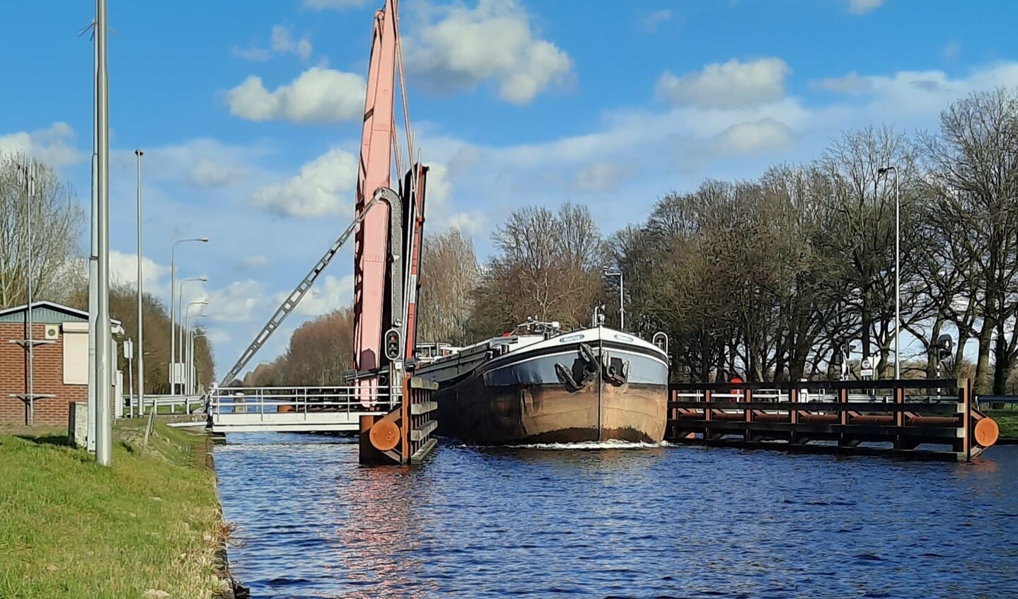 Een schip vaart door het kanaal. De brug in Breugel is ‘opgehaald’.
