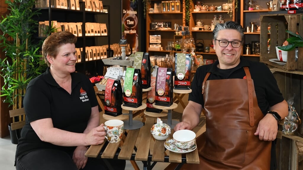 Nicole en Carel Sarton, verkopen nu ook thee en koffie in hun BBQ-shop