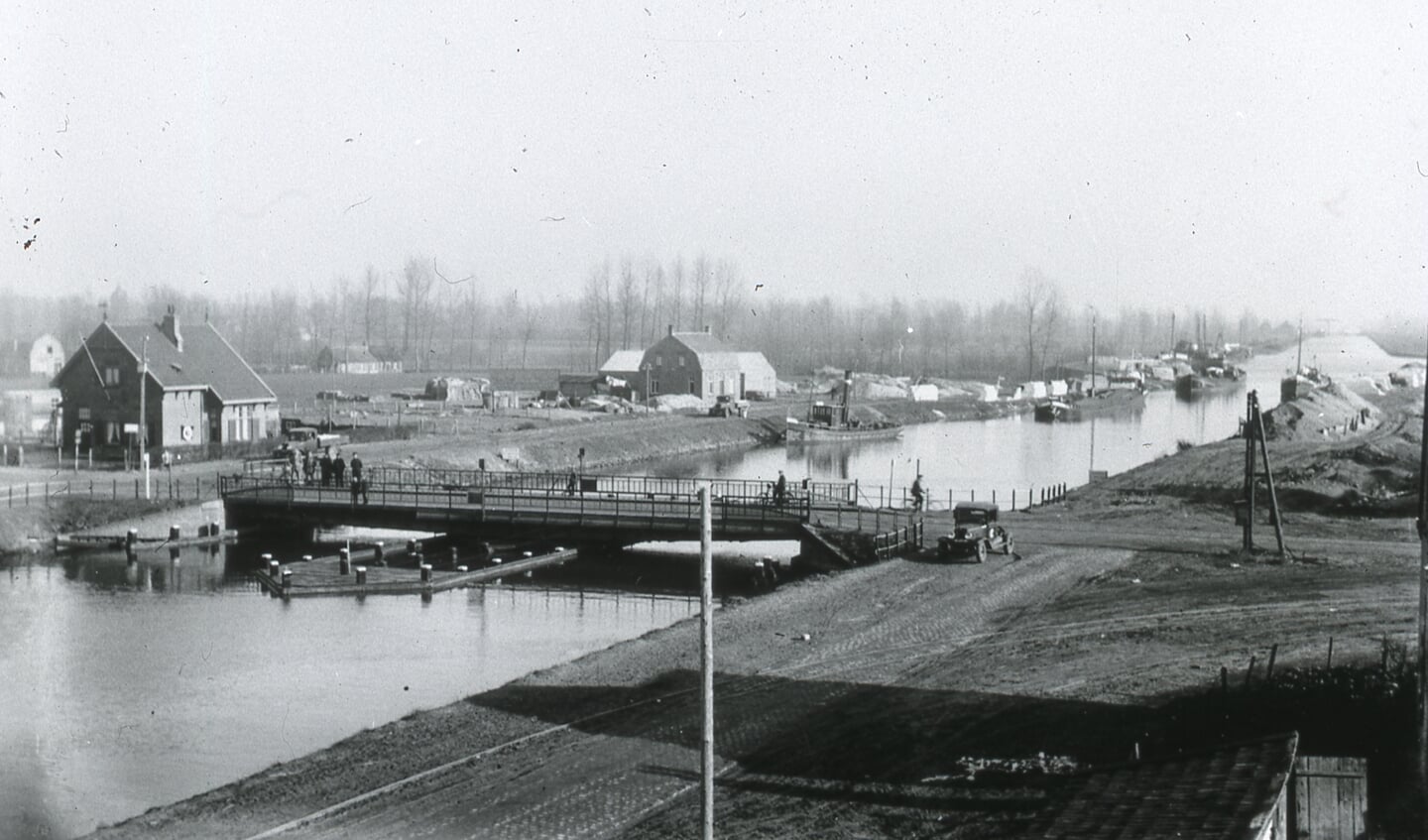 De draaibrug in Son, eind jaren twintig, met het brugwachtershuis (links) en een oude T-Ford bij de brug. Naar rechts ging je naar Eindhoven. 