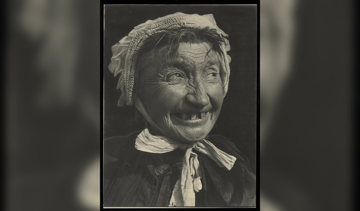 Portret van Mina Poppenkop. Foto Martien Coppens, ca. 1934. (Collectie Martien Coppens / Nederlands Fotomuseum)