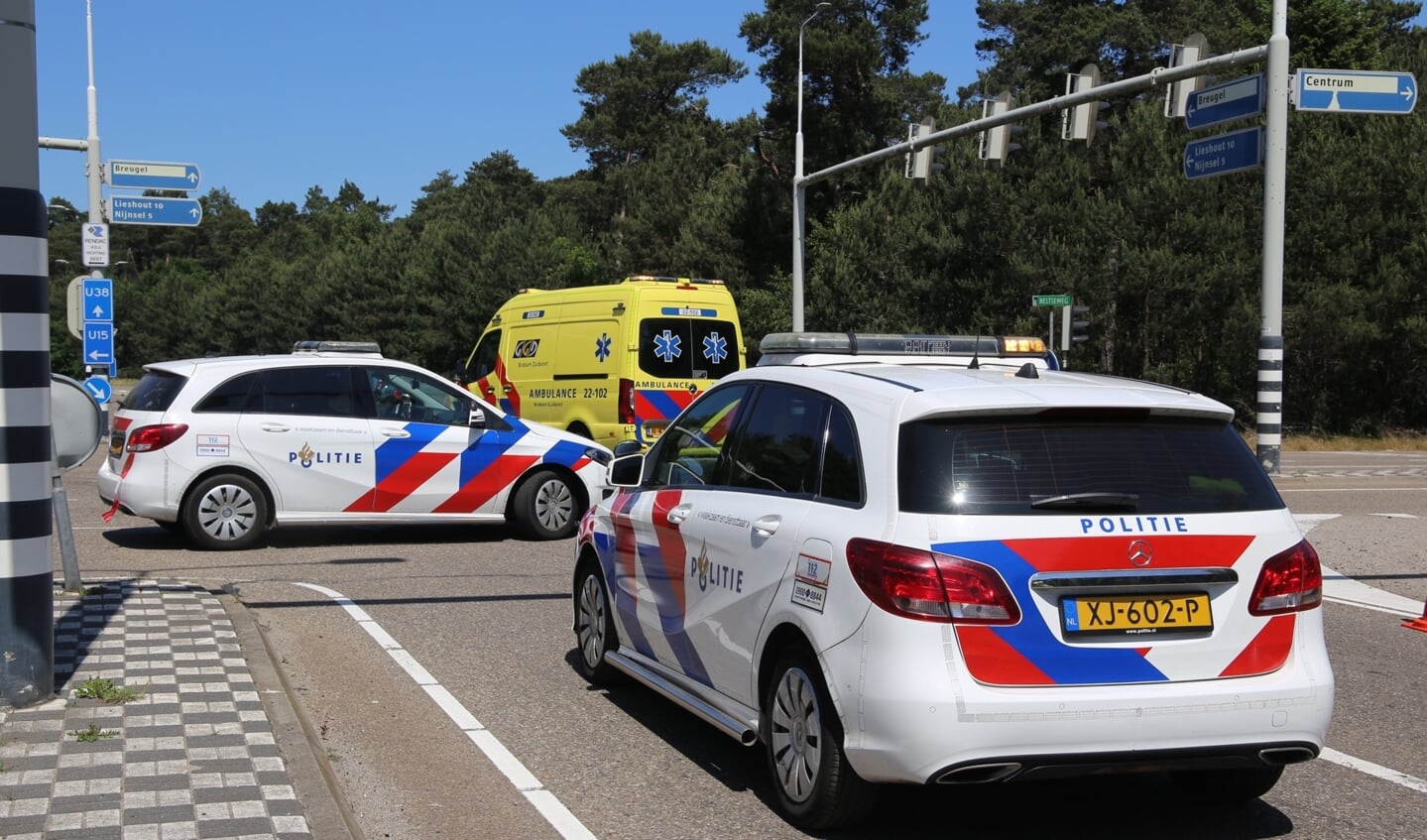 Motorrijder gewond na botsing met auto op kruispunt Bestseweg in Son en Breugel
