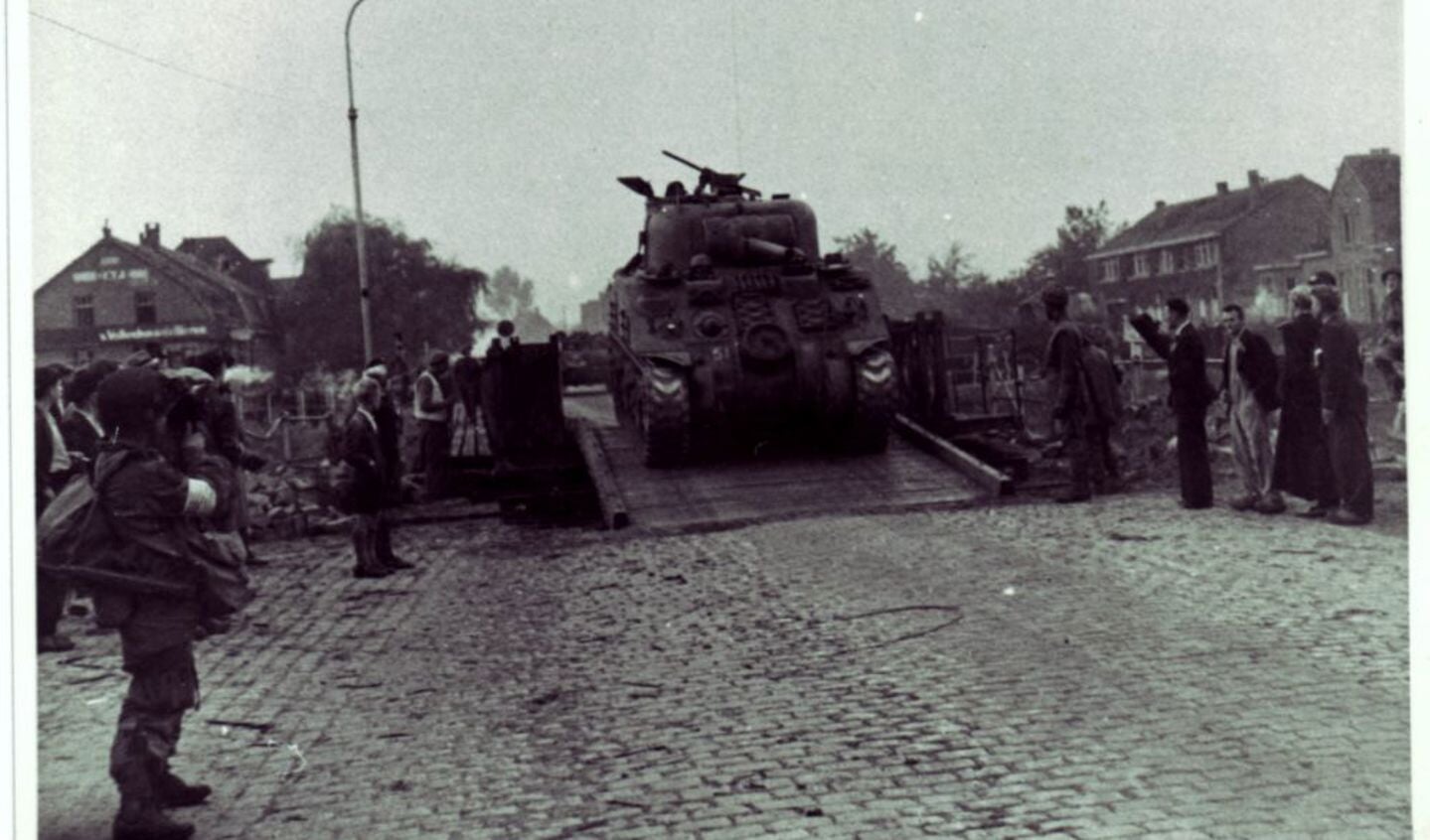Vroeg in de morgen van 19 september 1944 rolt de eerste Britse tank over de inderhaast gebouwde baileybrug, op weg naar Arnhem. 