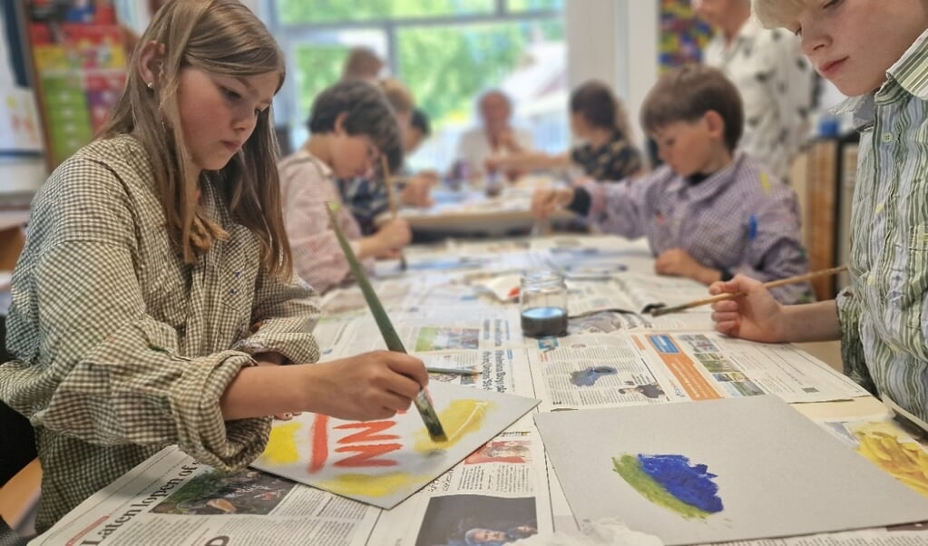 Leerlingen van basisschool de Harlekijn werken met olie- en acrylverf tijdens de kunstworkshop