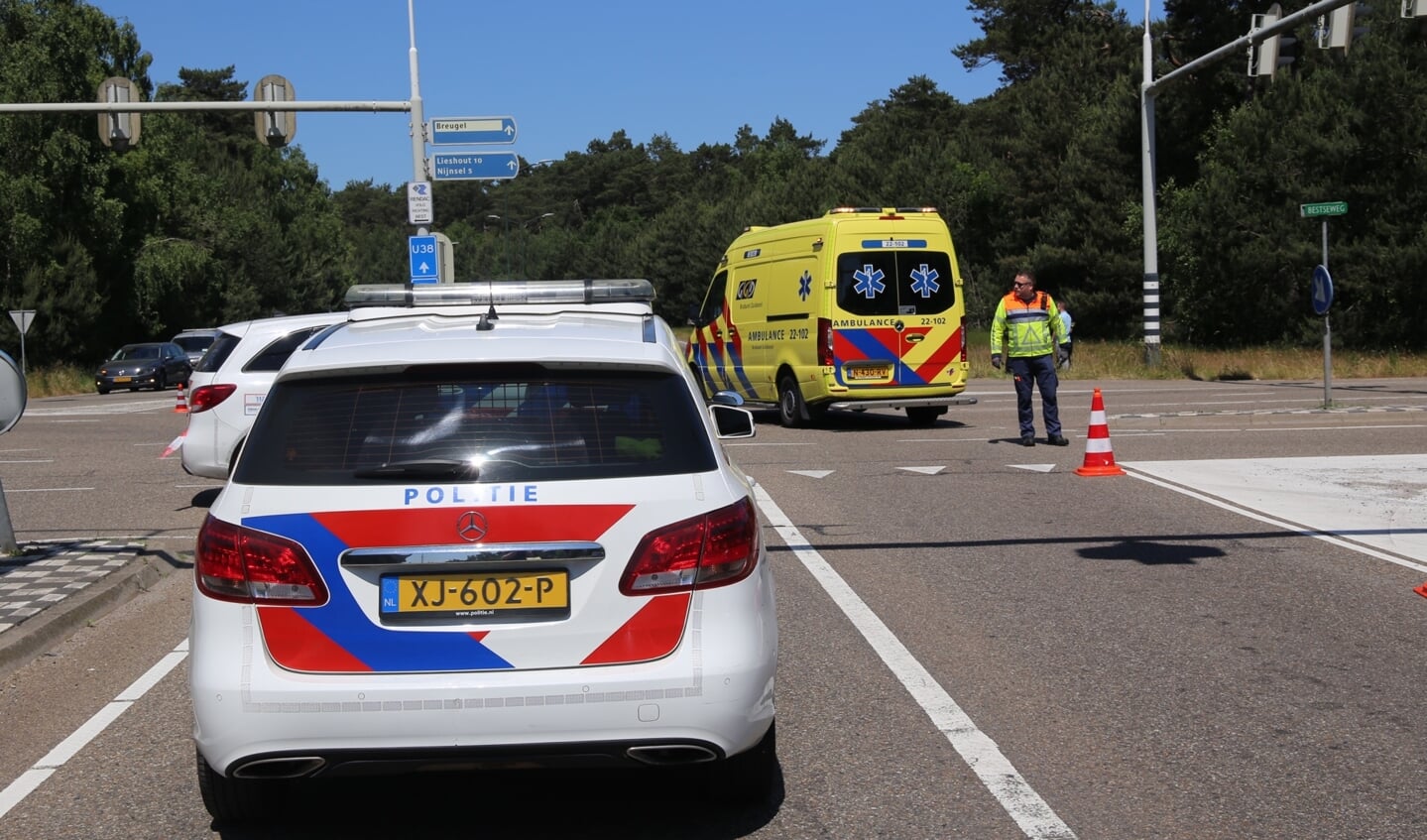 Motorrijder gewond na botsing met auto op kruispunt Bestseweg in Son en Breugel