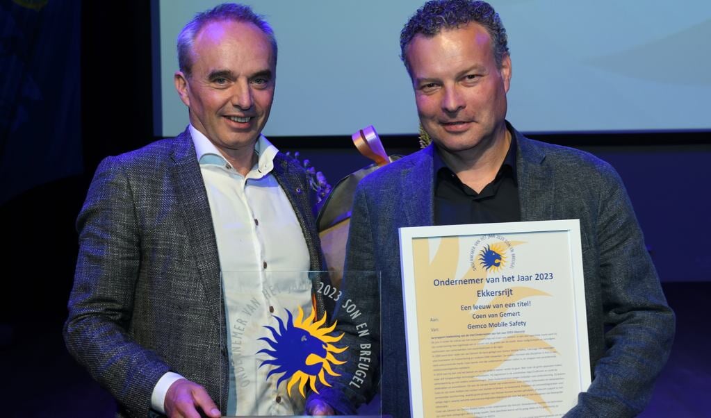 Bert-Jan van Dinter van de Lionsclub Son en Breugel overhandigd Coen van Gemert de trofee en de oorkonde die bij de titelondernemer van het jaar Ekkersrijt 2023 hoort.