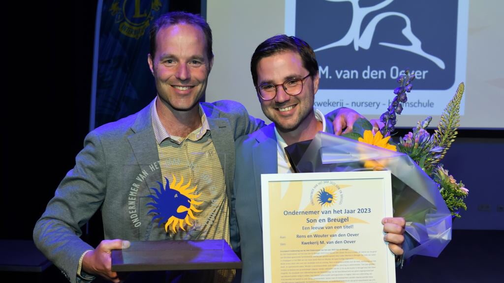 Rens (links) en Wouter van den Oever met de trofee en de oorkonde van ondernemer van het jaar 2023 Son en Breugel.