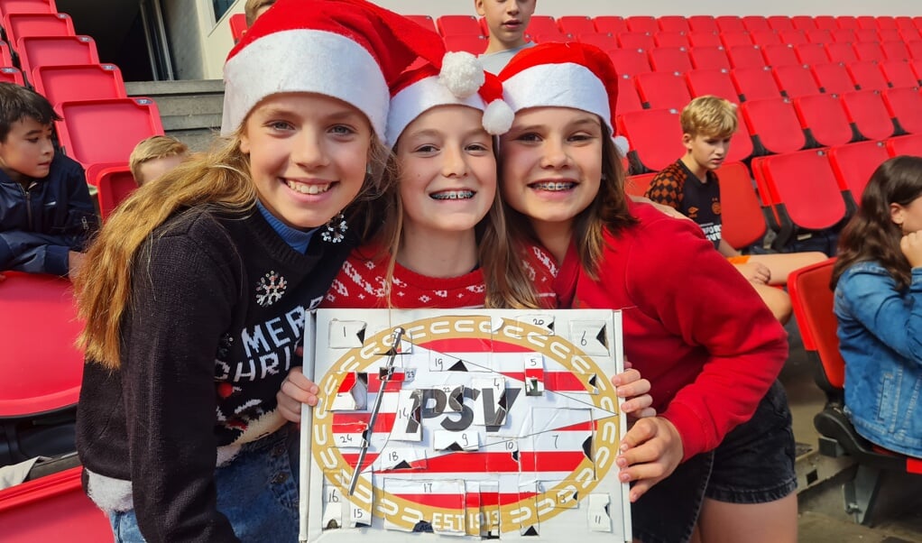 Kiki Braam, Nina van Amelsvoort en Tess Kremers tijdens de Brainport PSV scholenchallenge