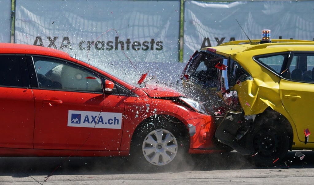 Bron: Pixabay - rode en Gele Hatchback Axa Crashtests
