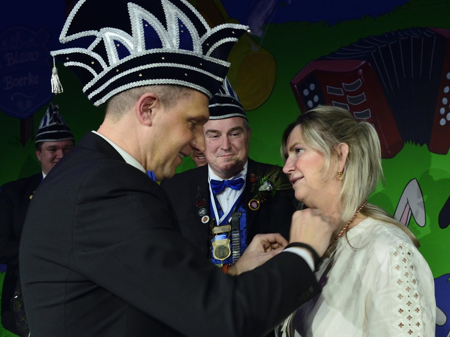 Lydia Foolen ontvangt hoge carnavalsonderscheiding de Zilveren Krut uit handen van voorzitter Ronald Brekelmans