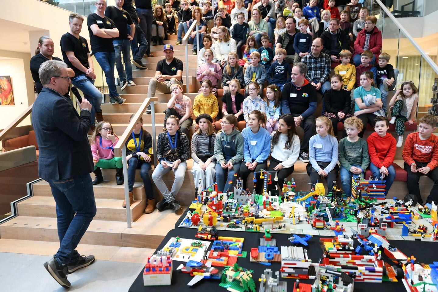 Wethouder Jelle de Jong onthult de nieuwe naam: Legolab