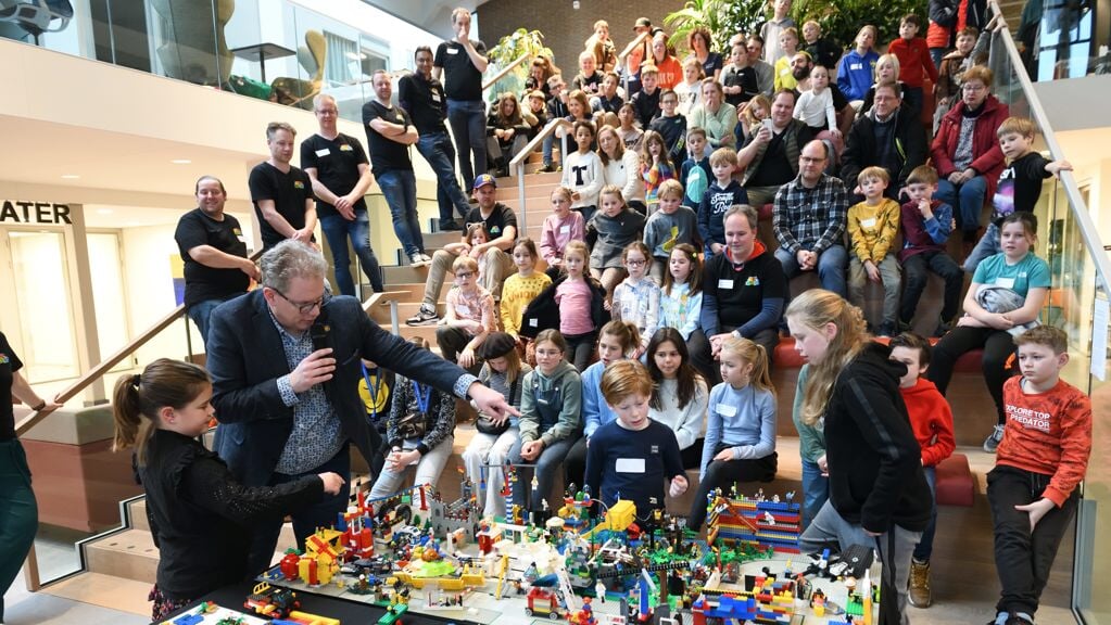 Wethouder Jelle de Jong onthult de nieuwe naam: Legolab