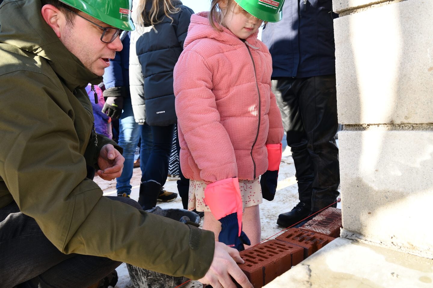 Tess en Sophie metselen de eerste steen voor nieuwbouw van hun school