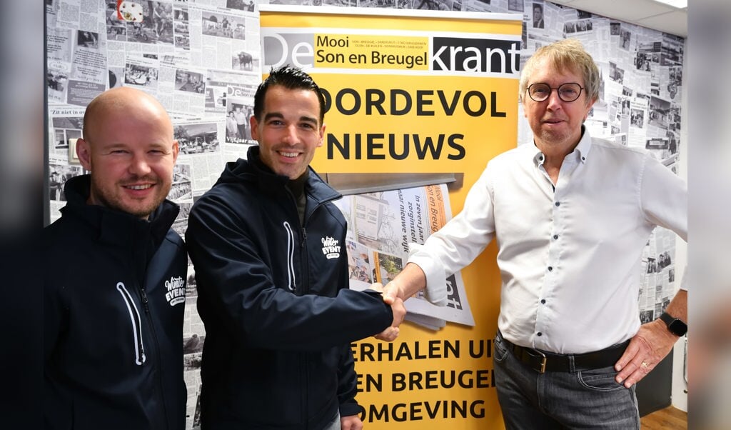 In bijzijn van Pieter Egmond (links) bevestigen Ronnie Brans (midden) en Adrie Neervoort met een ferme handdruk, de samenwerking.