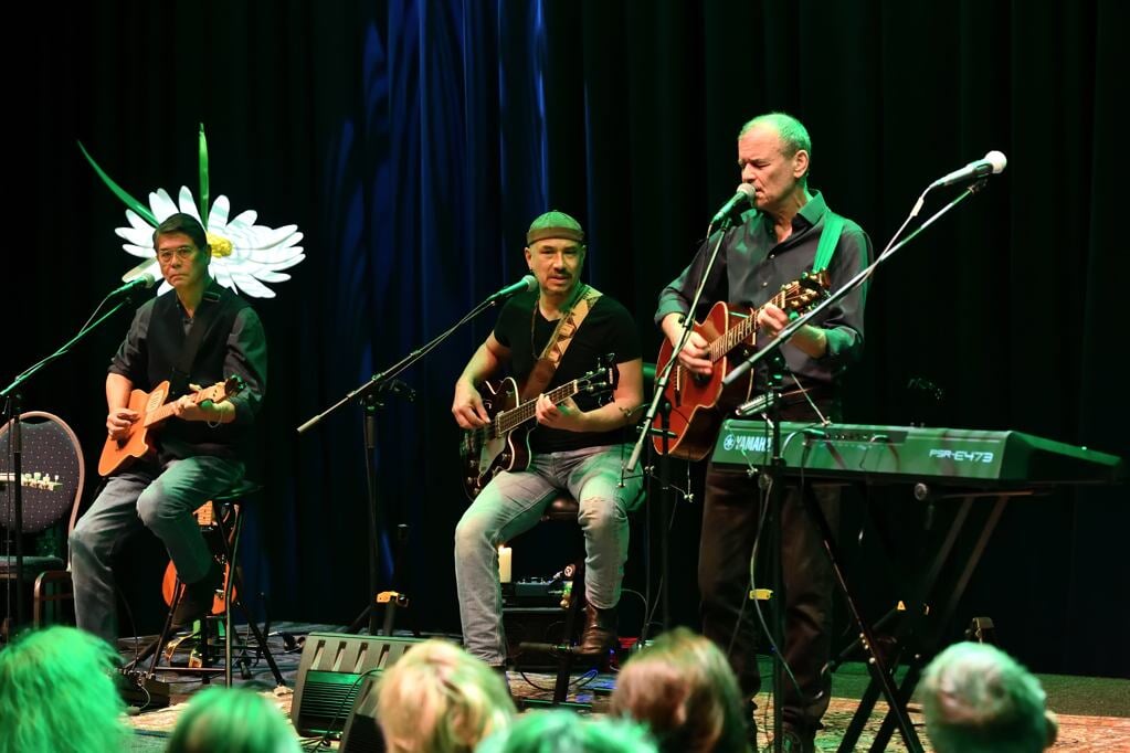Ernst Jansz met bassist Richard Wallenburg (midden) en gitarist Guus Paat (links)