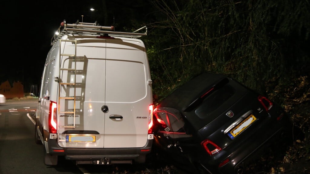 Automobilist Vlucht Na Stopteken En Botst Op Bestelbus ...