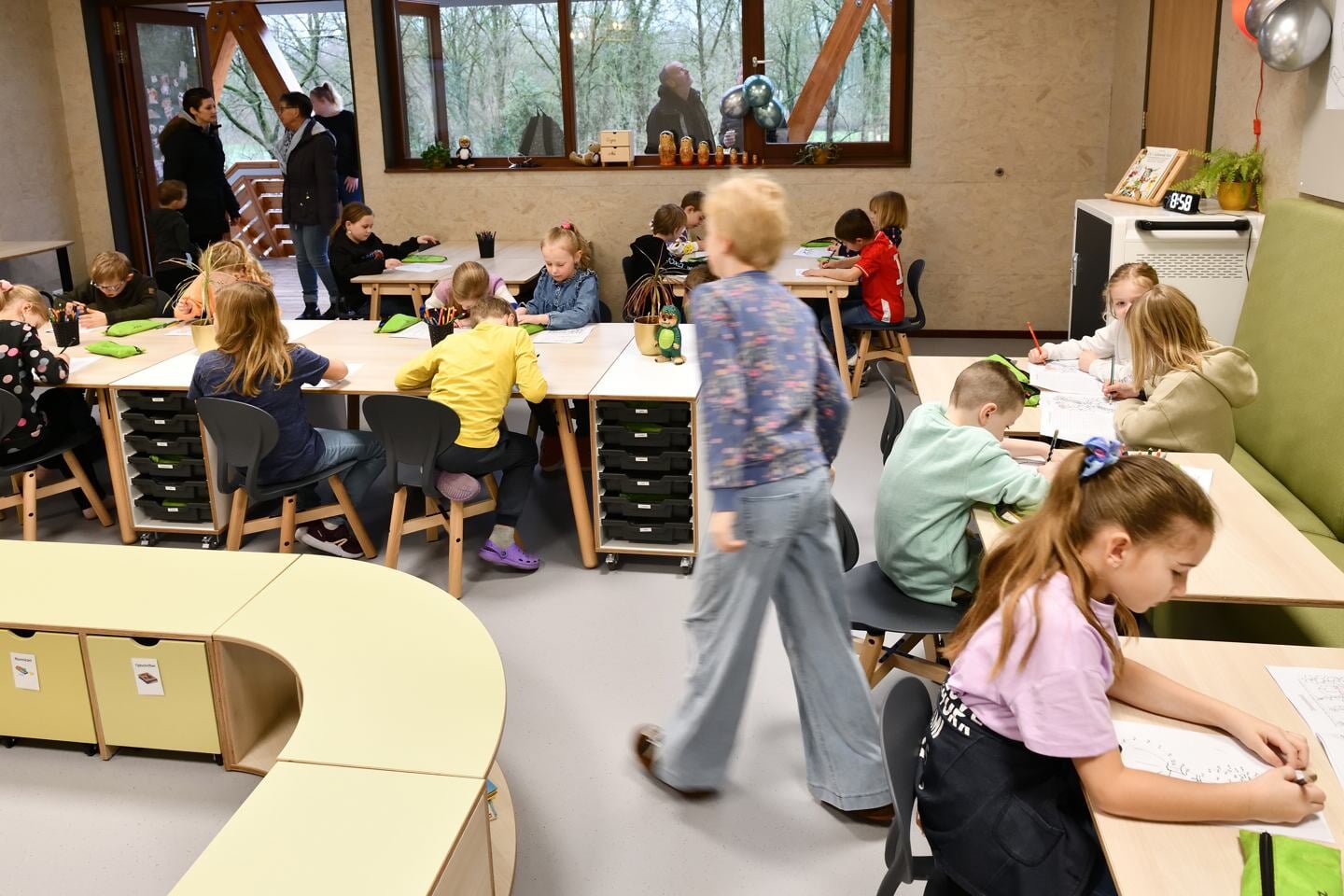 Basisschool BuitensteBinnen viert opening met kinderen en ouders