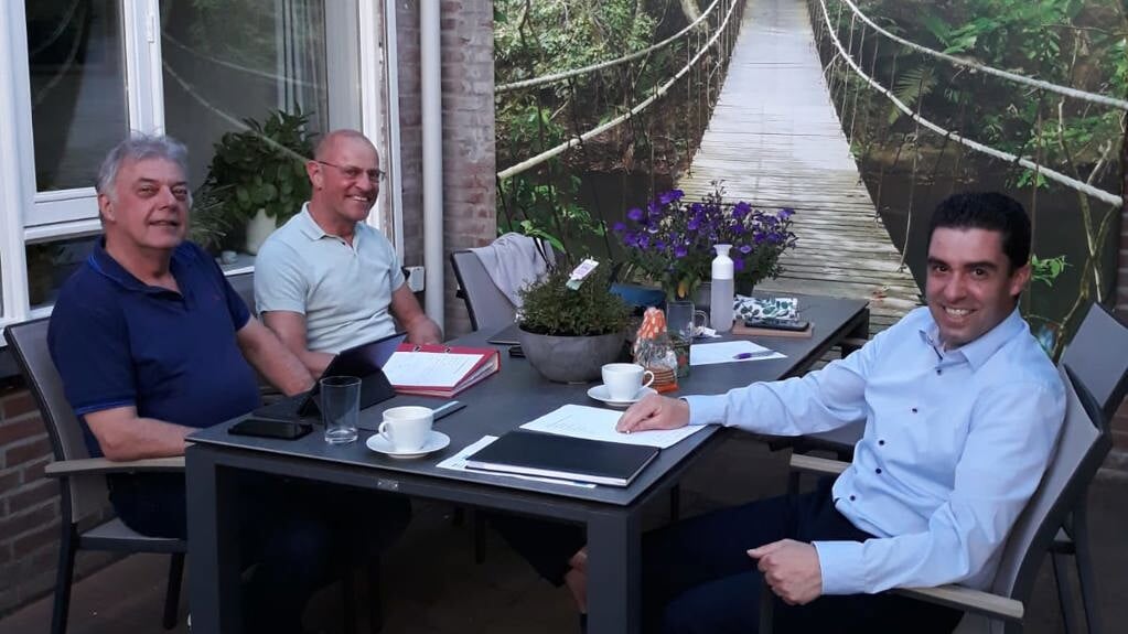 Hein-Jan Broens, Willem van 't Geloof en Hein Cremers tijdens een bestuursvergadering