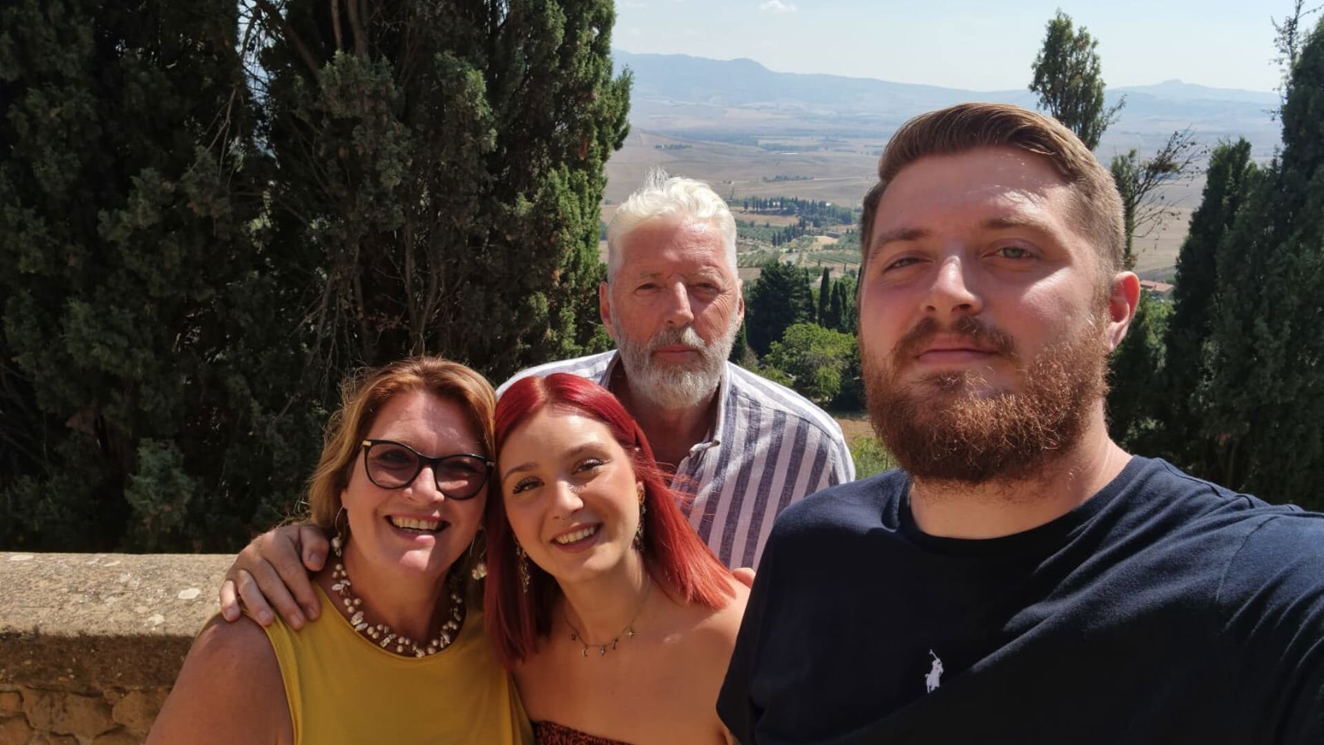 Hans, Esther en David Bies en de vriendin van David samen op de foto in Italië