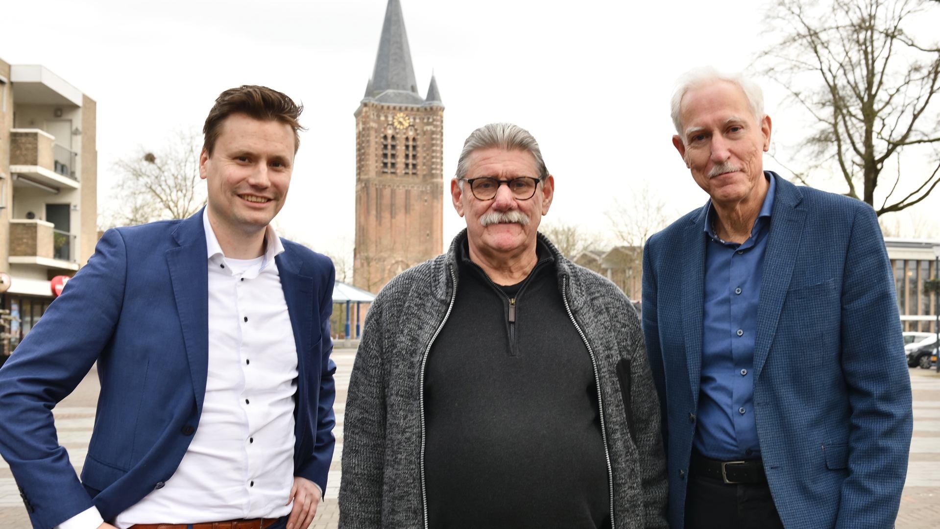 Luc Ros, Ondernemingsvereniging Son en Breugel (l) en wethouder Jan Boersma, Gemeente Son en Breugel (r) met in hun midden Hans Merks als centrummanager Son en Breugel