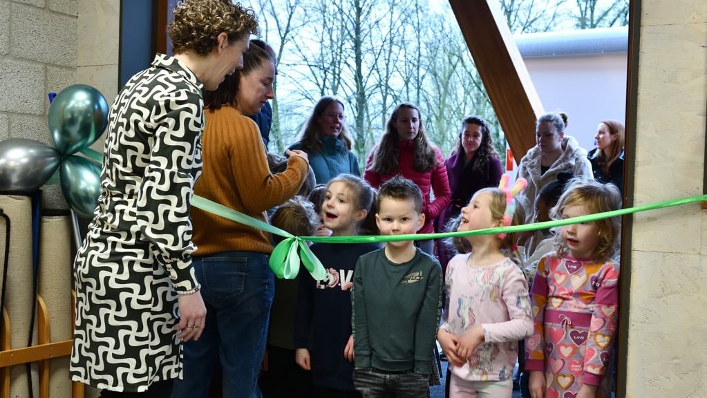 Basisschool BuitensteBinnen viert opening met kinderen en ouders