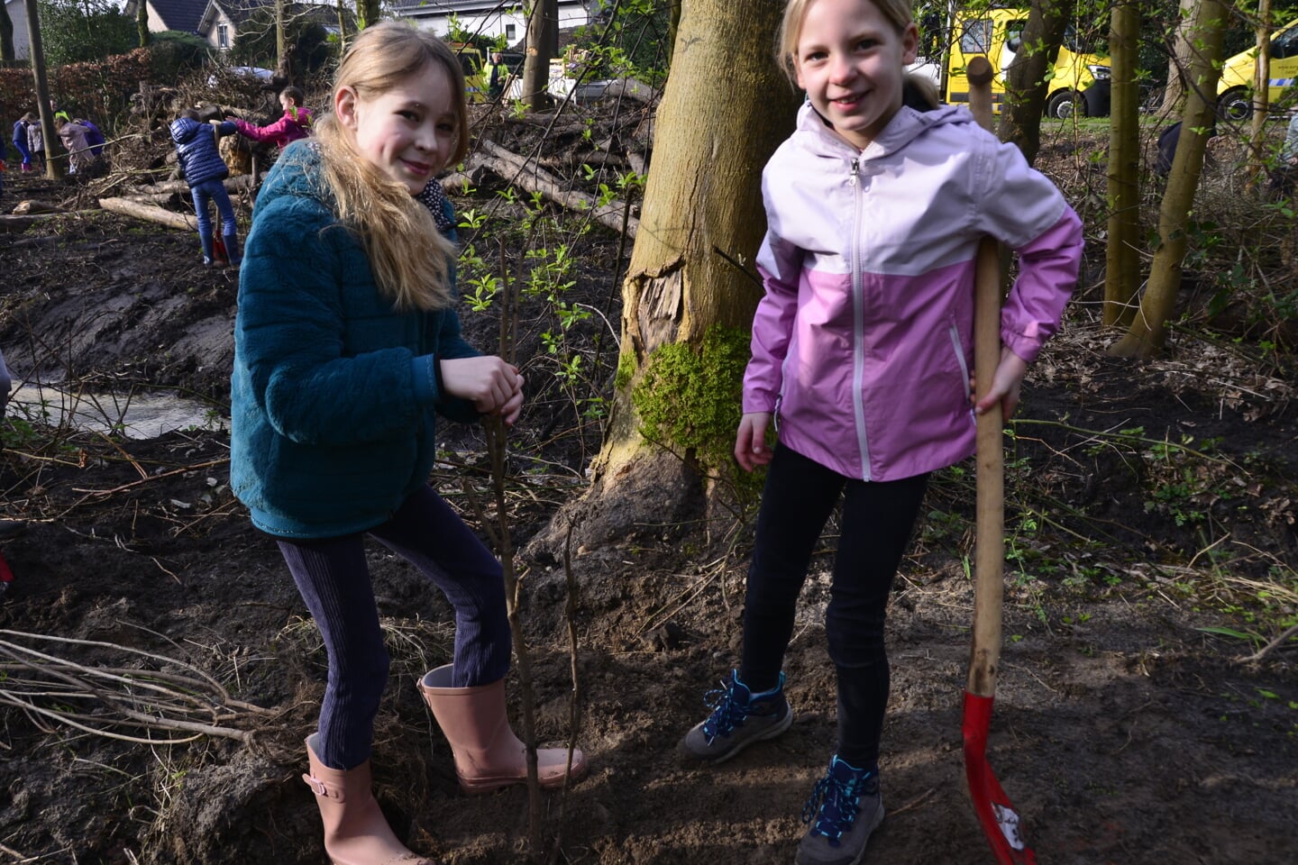 Basisschoolleerlingen planten struiken tijdens de Nationale boomfeestdag