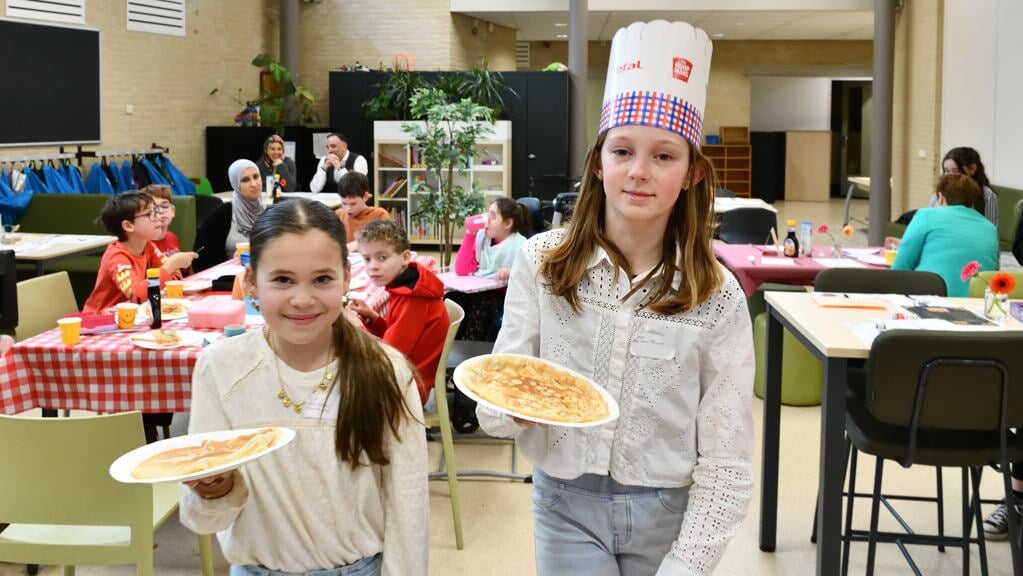 Leerlingen van basisschool de Harlekijn bakt pannenkoeken voor de Emiliusschool, buren en ouders
