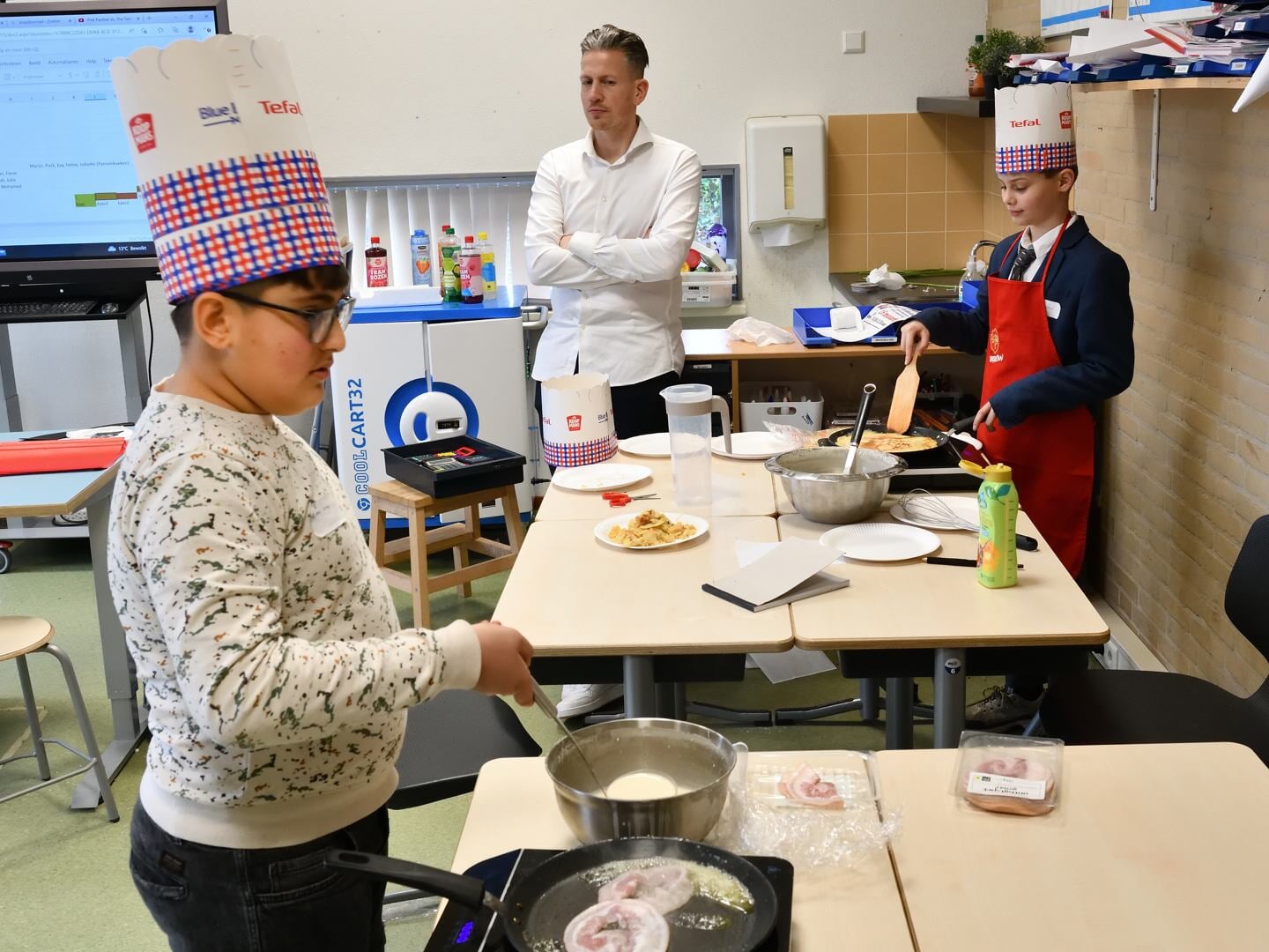 Basisschool de Harlekijn bakt pannenkoeken voor de Emiliusschool, buren en ouders