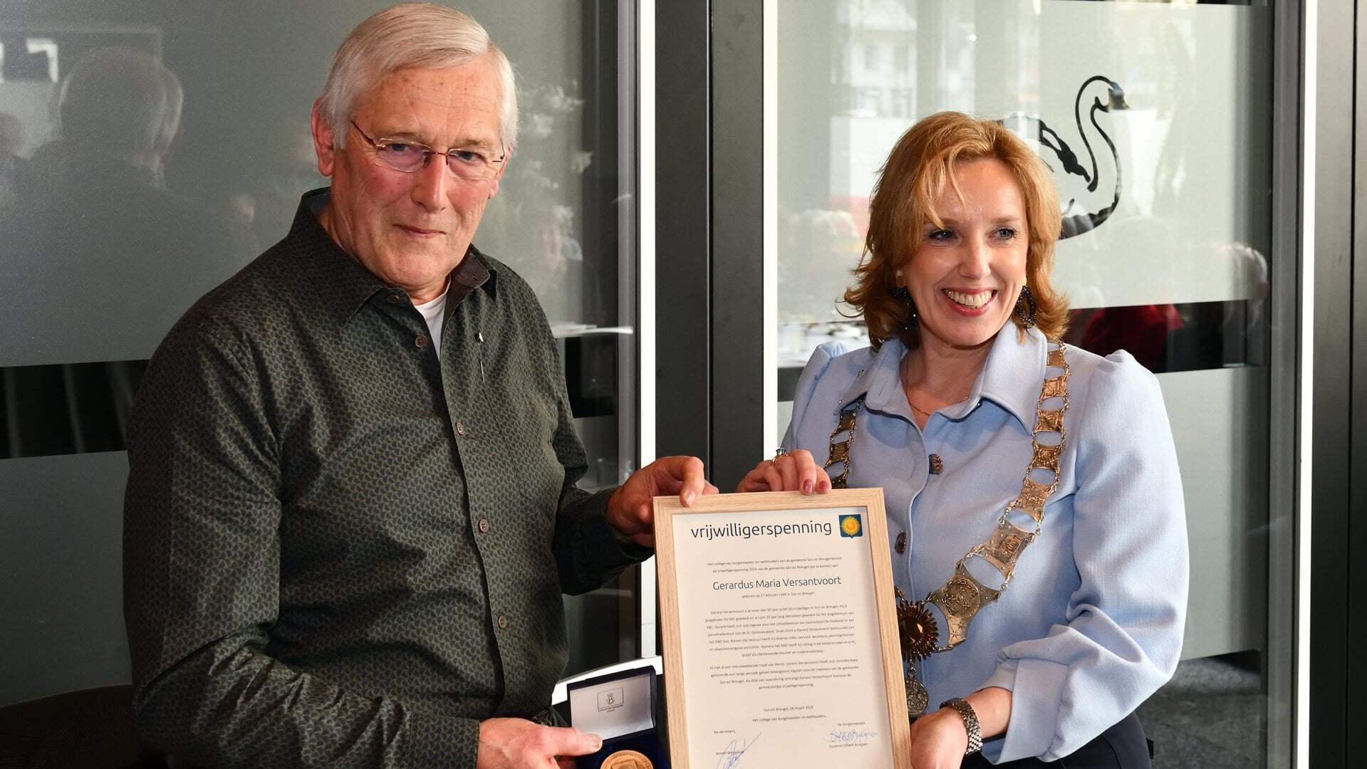 Gerard Versantvoort met de Vrijwilligerspenning en burgemeester Suzanne Otters-Bruijnen