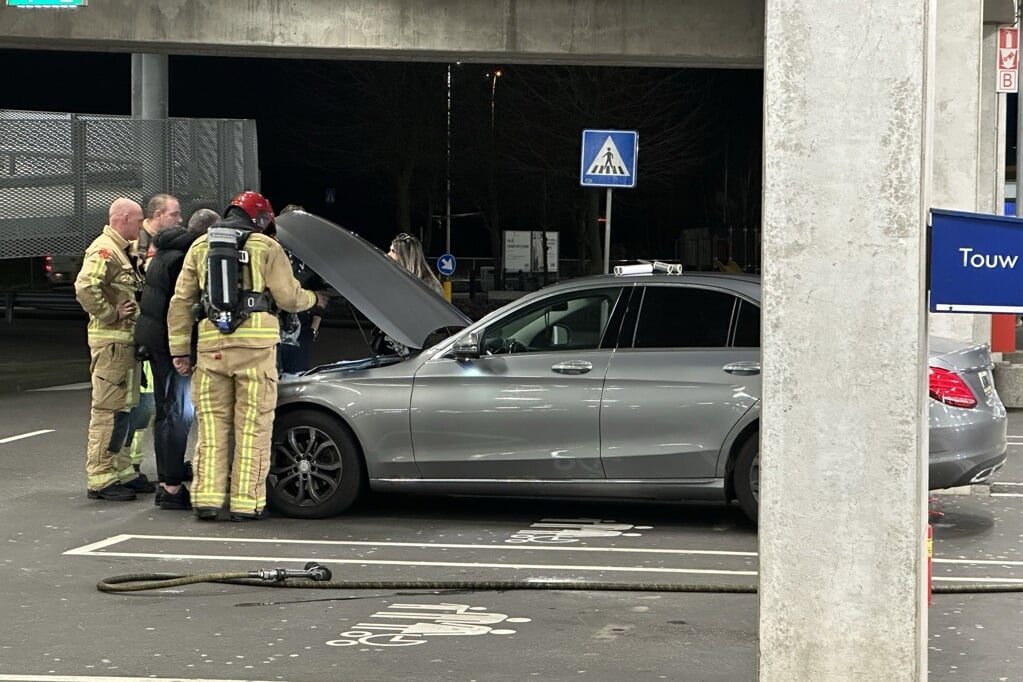 autobrand in parkeergarage bij IKEA